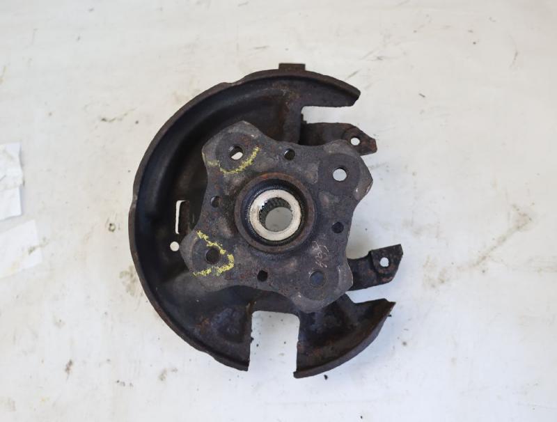 Achsschenkel vorn rechts D00133020B Mazda 121 1 DA