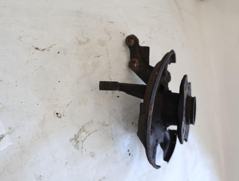 Preview: Achsschenkel vorn rechts D00133020B Mazda 121 1 DA
