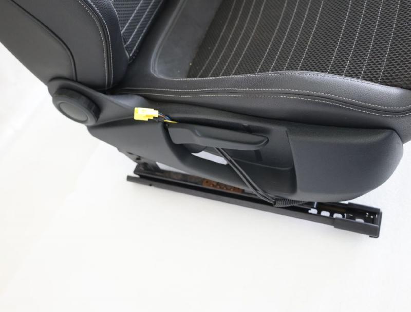 Preview: Sitz vorn rechts 1K8881405BPYCB VW SCIROCCO 3