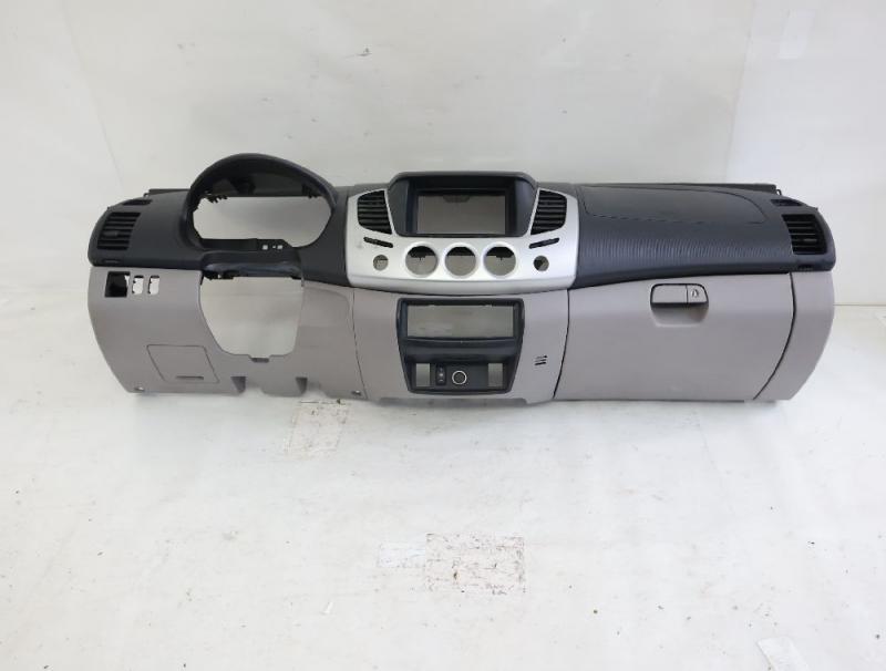 Armaturenbrett 8000A378XA Mitsubishi L 200 4 KB4T