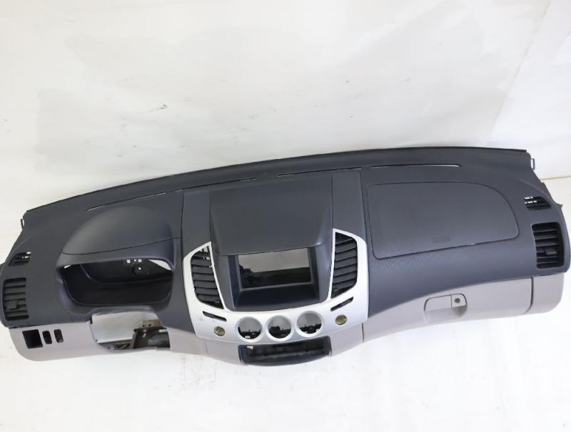 Armaturenbrett 8000A378XA Mitsubishi L 200 4 KB4T