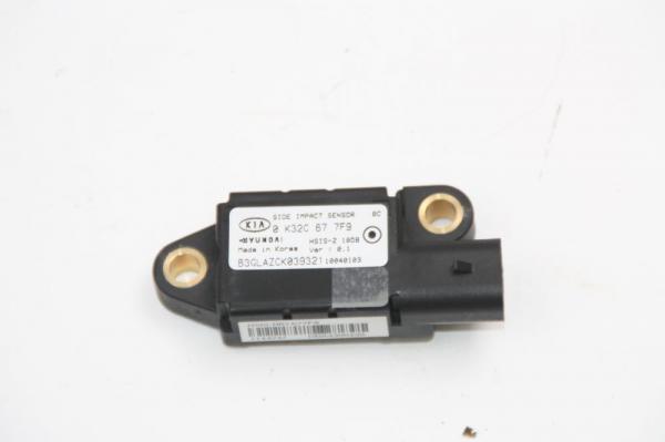 Airbag Sensor links OK32C677F9 Kia RIO I Kombi DC