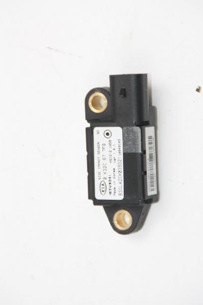 Airbag Sensor links OK32C677F9 Kia RIO I Kombi DC