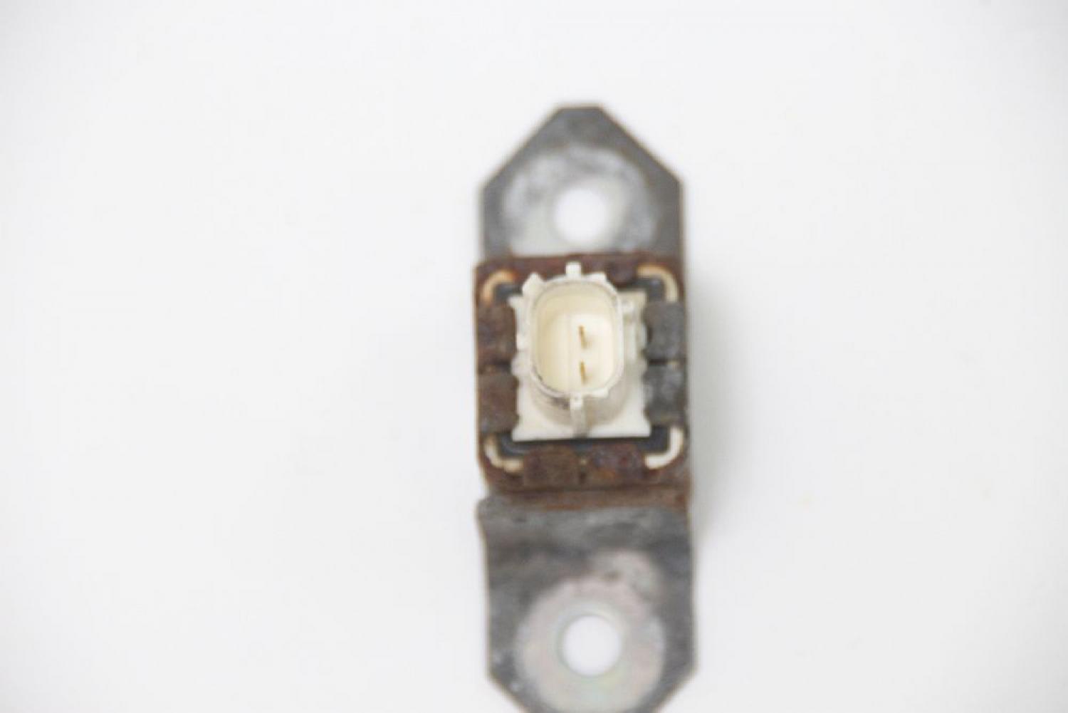 Airbag Sensor vorn rechts 8651A112 Mitsubishi L 200 4 KB4T