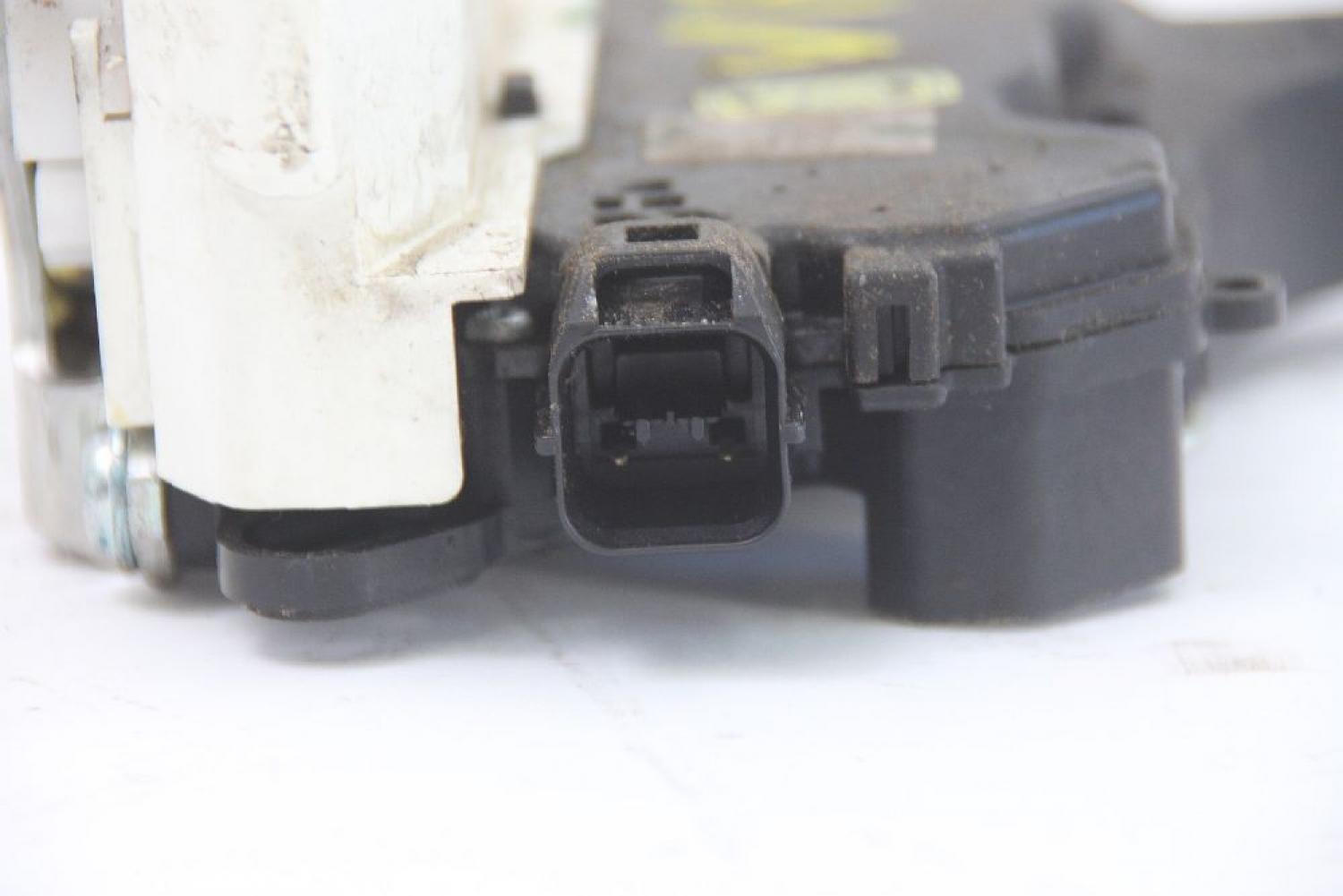 Türschloß vorn rechts 5715A186 Mitsubishi L 200 4 KB4T