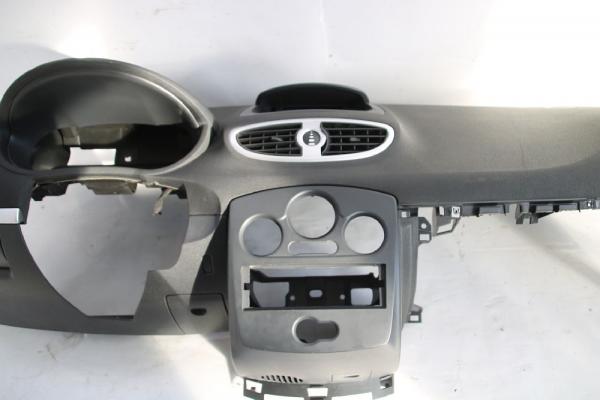 Armaturenbrett 8200407587 Renault CLIO 3