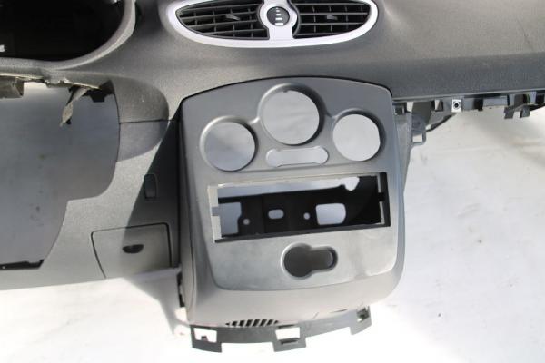 Armaturenbrett 8200407587 Renault CLIO 3