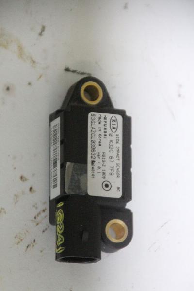 Airbag Sensor links 0K32C677F9 Kia RIO I Kombi DC