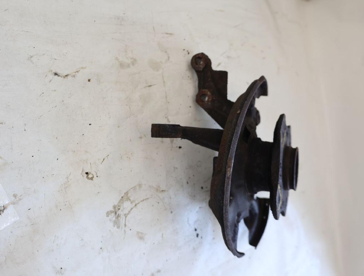 Achsschenkel vorn rechts D00133020B Mazda 121 1 DA