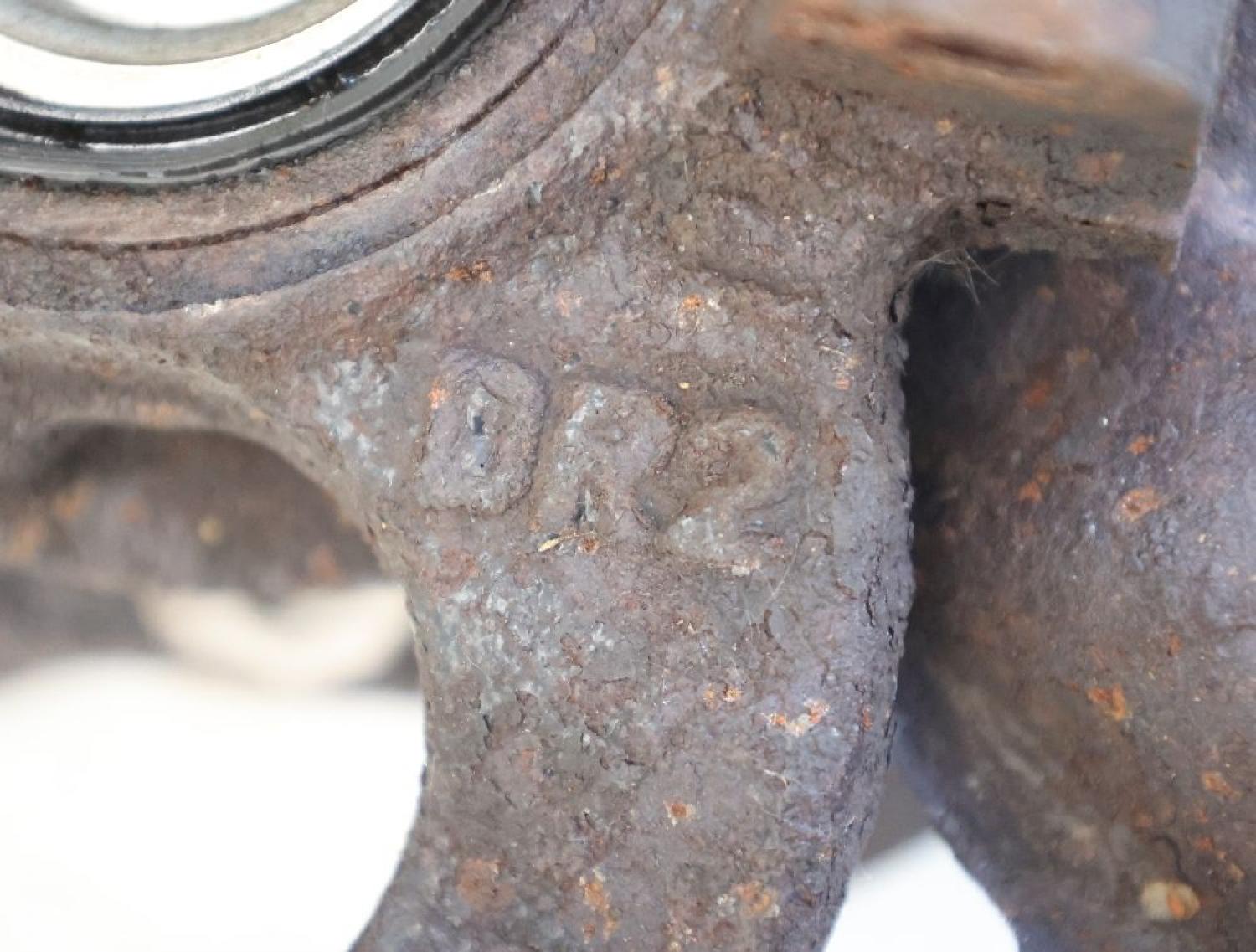 Achsschenkel vorn rechts D00133020B Mazda 121 1 DA