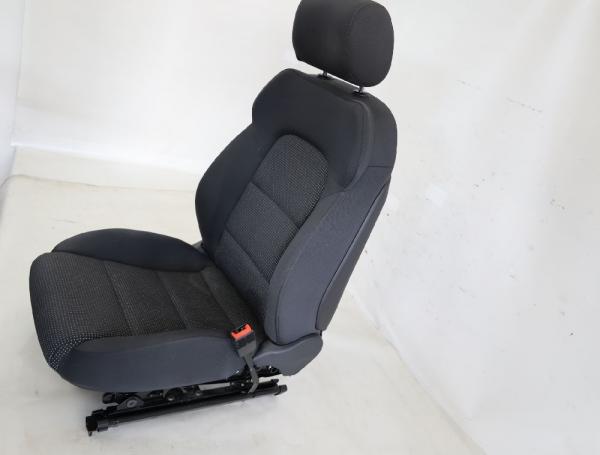 Sitz vorn rechts 1K0881158D Audi A3 Sportback 8P