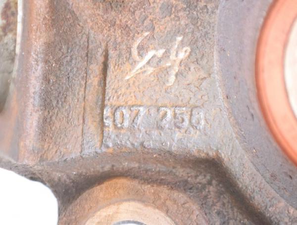 Achsschenkel vorn rechts 7D0407258A VW T4 Bus