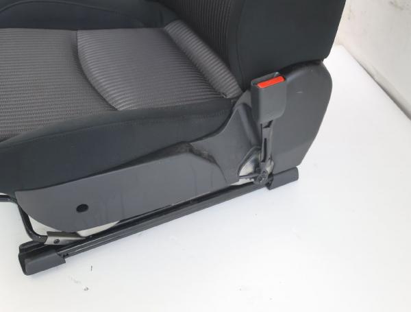 Sitz vorn rechts BJE488A00 Mazda 3 BM