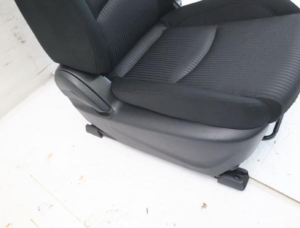 Sitz vorn rechts BJE488A00 Mazda 3 BM