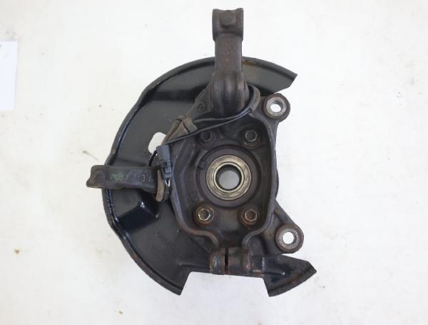 Achsschenkel vorn links D10E33031 Mazda CX 3 DK
