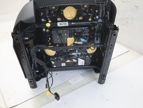 Sitz vorn rechts 5N0881106G VW TIGUAN 5N
