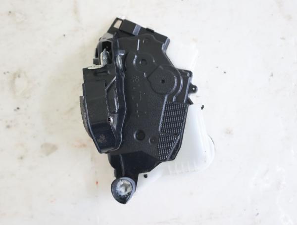Türschloß vorn links 6904052340 Toyota VERSO S P12