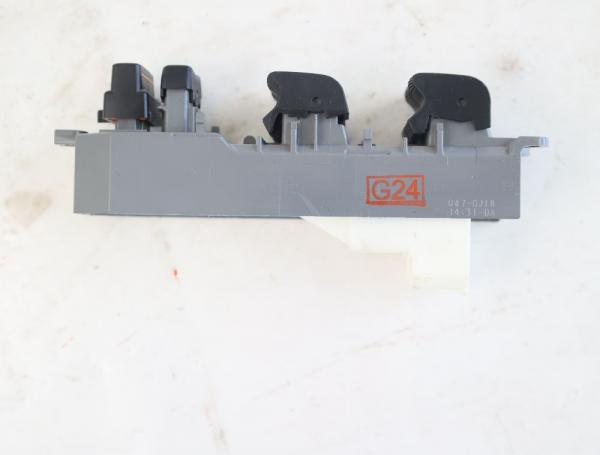 Schalter Fensterheber vorn links 8482052440 Toyota VERSO S P12