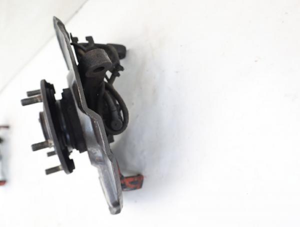 Achsschenkel vorn rechts 3870A022 Mitsubishi PAJERO 4 V98