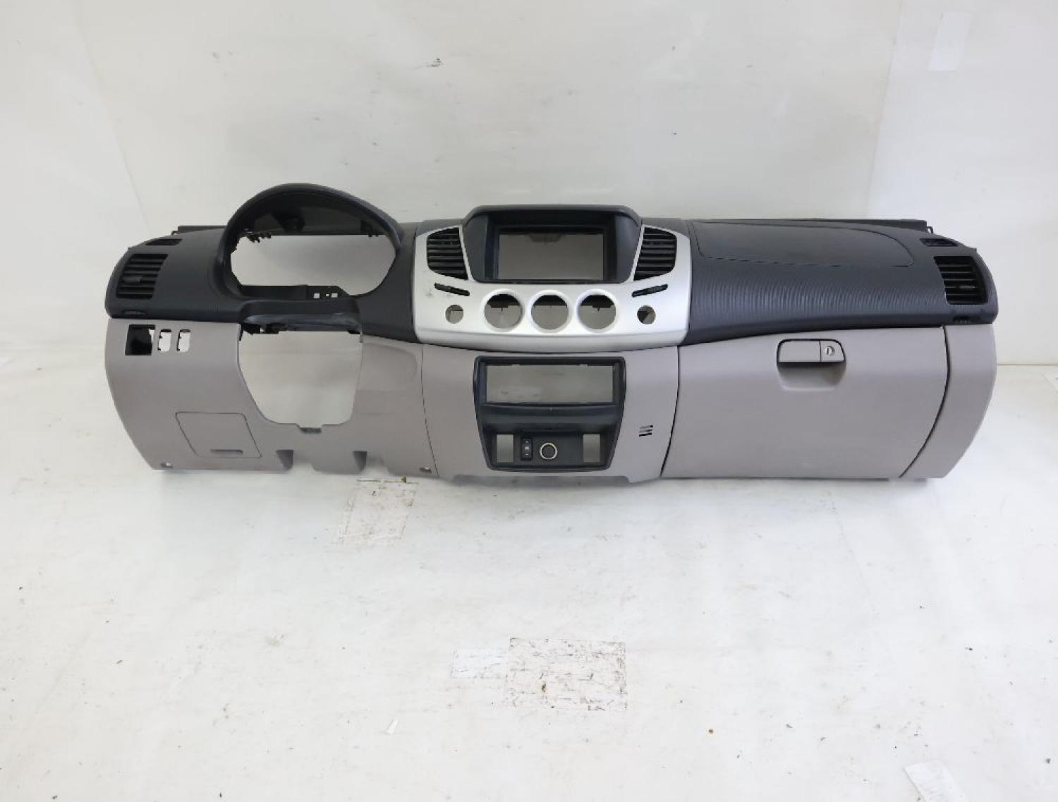 Armaturenbrett 8000A378XA Mitsubishi L 200 4 KB4T
