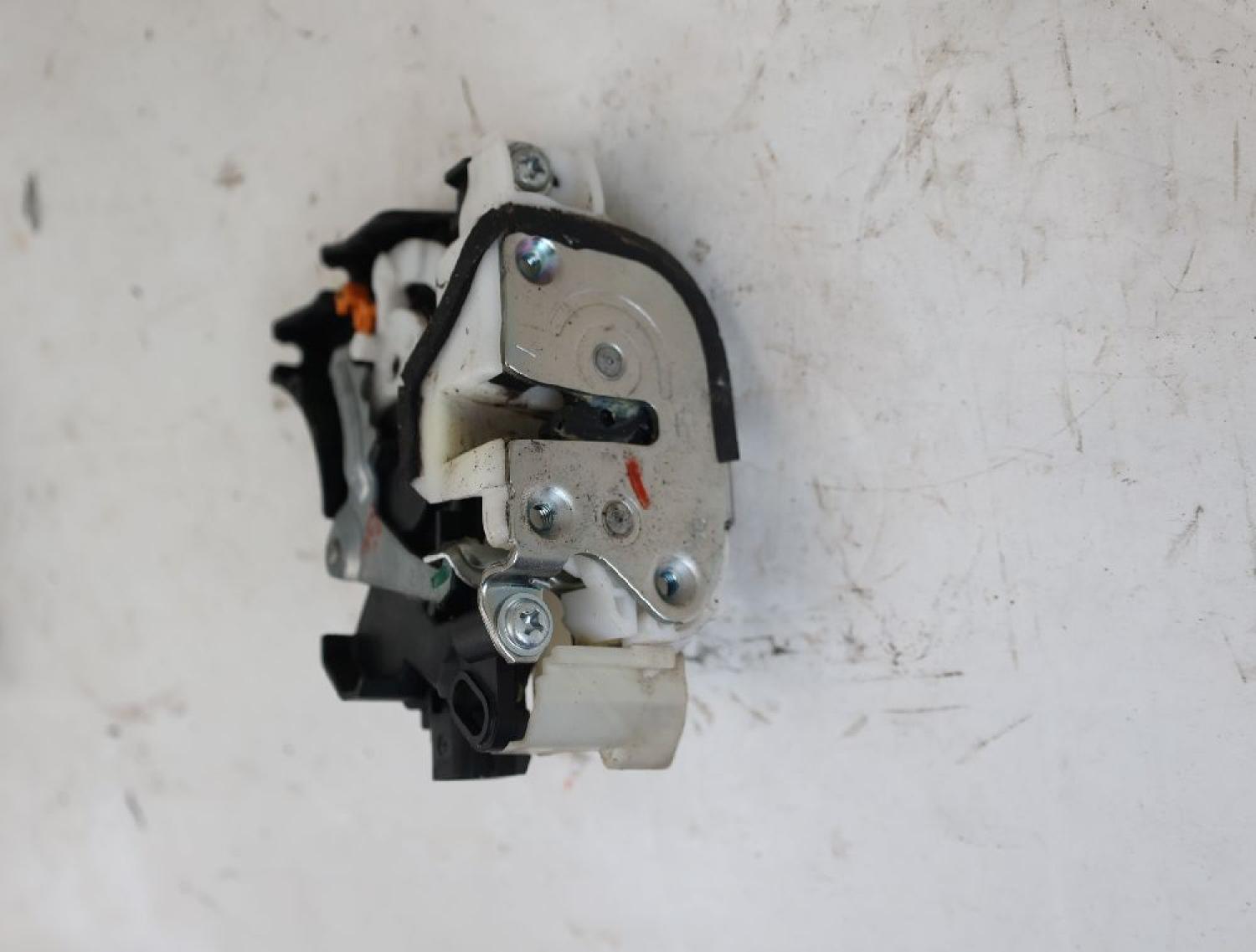 Türschloß vorn rechts 5715A486 Mitsubishi L 200 4 KB4T