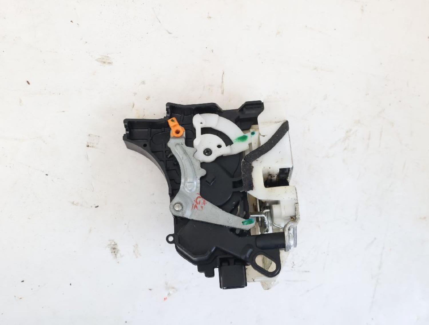 Türschloß vorn rechts 5715A486 Mitsubishi L 200 4 KB4T