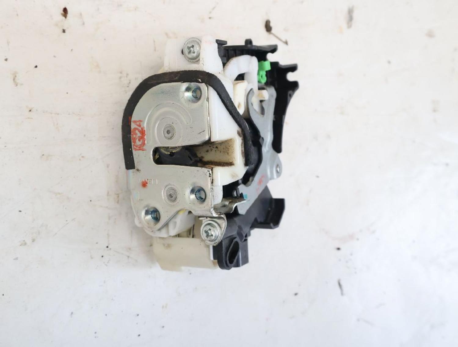 Türschloß vorn links 5715A185 Mitsubishi L 200 4 KB4T