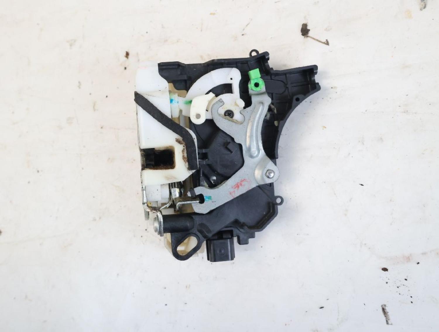 Türschloß vorn links 5715A185 Mitsubishi L 200 4 KB4T
