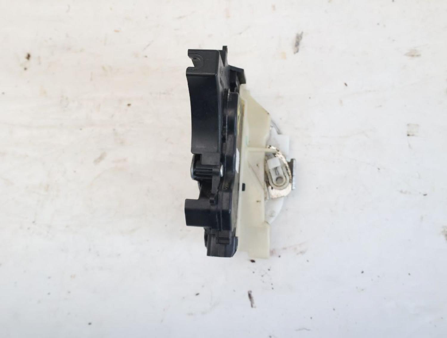 Türschloß vorn links 5715A185 Mitsubishi L 200 4 KB4T