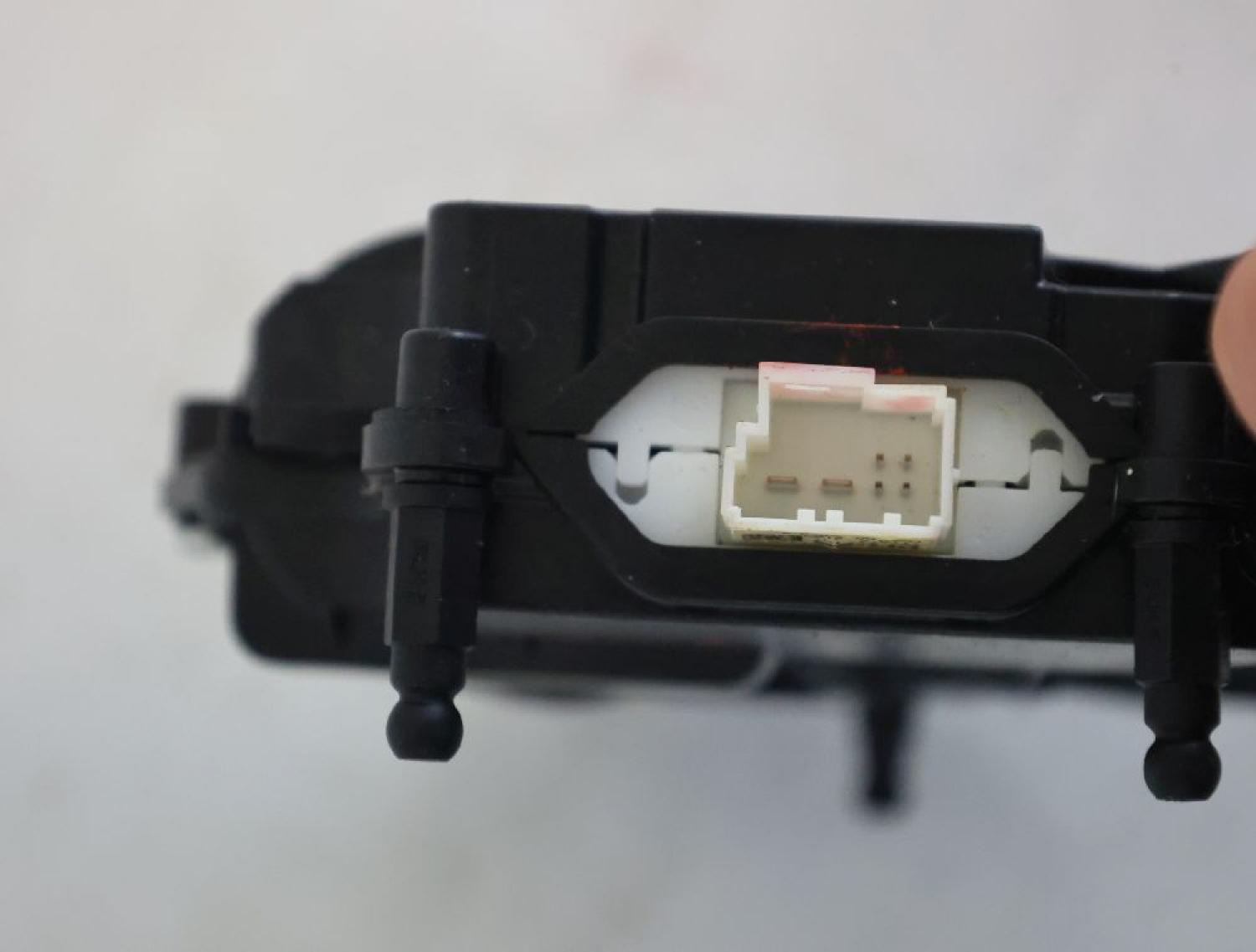 Stellmotor ZV Heckklappe 51247208371 BMW 5er Touring F11
